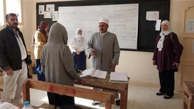 رئيس منطقة السويس الأزهرية يتفقد سير الدراسة بمعاهد المنطقة