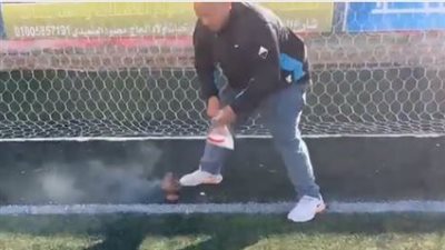 بخر الشبكة.. طقوس غريبة من عامل غرفة خلع ملابس فريق بدوري المحترفين