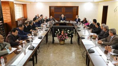 وزير الزراعة يبحث مع قيادات الوزارة التوسع فى تقديم وتطوير خدمات الإرشاد الزراعي