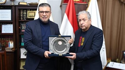 اتحاد النقابات الفنية ونقابة المهن السينمائية تُكرم اسم «ممدوح الليثي» ويتسلم درع التكريم نجله عمرو الليثي 