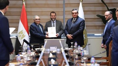 وزير التنمية المحلية يتسلم من رئيس المجلس الوطنى للتدريب والتعليم شهادة الأيزو العالمية لمركز سقارة للتدريب