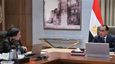 رئيس الوزراء يتابع مع وزيرة البيئة عدداً من ملفات العمل 