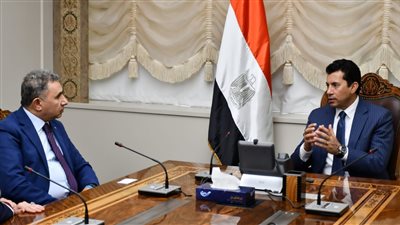 وزير الشباب والرياضة يلتقي رئيس اتحاد العمال المصريين بإيطاليا 
