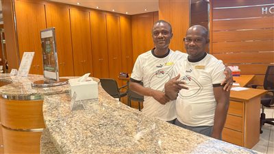 عمال فندق إقامة منتخب مصر يرتدون قميص الفراعنة قبل مباراة موزمبيق 