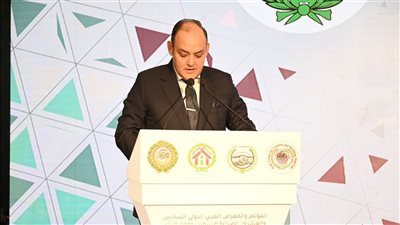 وزير التجارة والصناعة يستعرض فرص ومقومات قطاع الأسمنت المصري