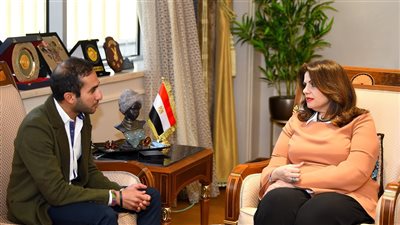 وزيرة الهجرة تستقبل الخبير الشاب مينا حنين عضو مركز 