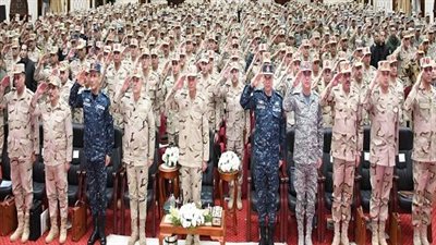 وزير الدفاع والإنتاج الحربى يلتقى بعدد من قادة وضباط القوات المسلحة