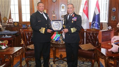  قائد القوات البحرية يلتقى قائد القوات البحرية لجنوب أفريقيا 