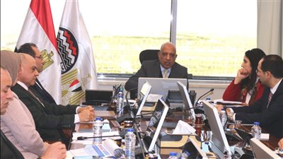 وزير قطاع الأعمال العام يستعرض الجدول الزمني لبدء تشغيل المصانع تجريبيا 