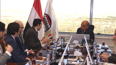 وزير قطاع الأعمال يبحث مع شركة 