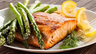 جددي مطبخك مع تندوري سمك السلمون النرويجي مع الهليون المشوي