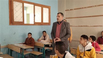 مدير تعليم السويس يتابع إمتحانات الشهادة الإعدادية في يومها الثاني