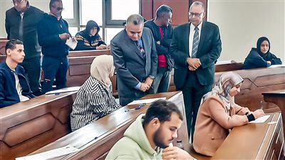 رئيس جامعة السويس يتفقد الإمتحانات النظرية بكلية الطب