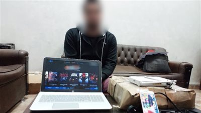 إنشاء وإدارة 519 موقع إلكتروني.. ضبط شخص بتهمة بث محتوى مقرصن