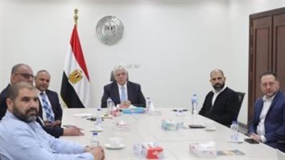 وزير التعليم العالي يلتقي فريق عمل السيارة الكهربائية لمتابعة تنفيذ التصنيع