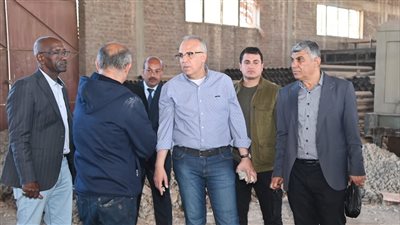  الدكتور سويلم يتفقد محطة كهرباء السد العالى وماكينة الجسات بالسد العالي ومخازن هيئة السد العالى