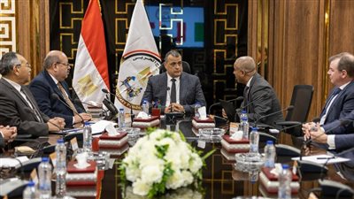 وزير الدولة للإنتاج الحربي يستقبل شركة 