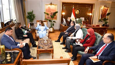 وزيرة الهجرة تستقبل مدير إدارة المسئولية المجتمعية ببنك التعمير والإسكان لبحث سبل التعاون بصدد مبادرات وملفات الوزارة