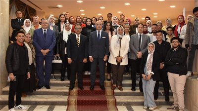 رئيس جامعة عين شمس يكرم الطلاب المتميزين بمهرجان ختام الأنشطة الطلابية للفصل الدراسي الأول