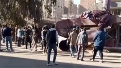 سقوط لوحة إعلانية تزن طنا على سيارة بالجيزة 