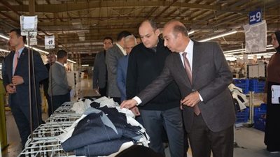 وزير التجارة والصناعة يقوم بجولة تفقدية بالمنطقة الصناعية بالعبور