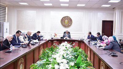 وزير العمل يتابع مع 