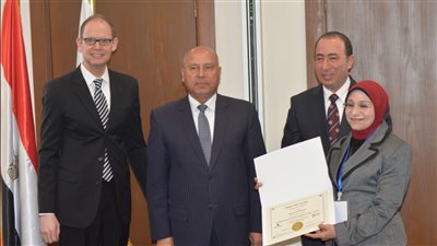 وزير النقل يسلم  شهادات المدرب الدولى المحترف المعتمد لعدد من العاملين  بالشركة القابضة للنقل البحري والبري