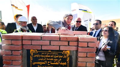 وزيرة البيئة ومحافظ قنا يضعان حجرى الاساس لمصنع التدوير والمعالجة والمدفن الصحى بقوص 