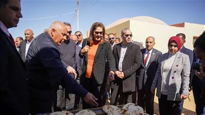 وزيرة التخطيط ومحافظ الوادي الجديد يفتتحان المرحلة الأولى من مشروع الجذب السكاني 