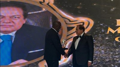 بالإجماع.. أبو العينين يفوز بجائزة 