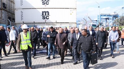 وزير النقل يشهد توقيع إجراءات تسليم الرصيف الجنوبي لمحطة الحاويات تحيا مصر 1  