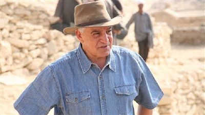 زاهي حواس يرد على الجدل بعد ظهوره مع جو روجان