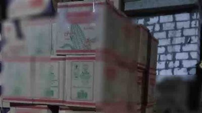 مجهولة المصدر..  ضبط كميات كبيرة من المواد الغذائية داخل مخزن بدون ترخيص