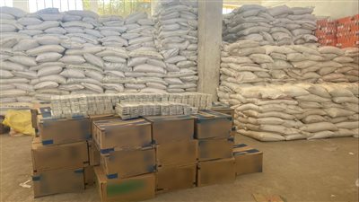 بقصد حجبها عن الأسواق.. ضبط كميات من السكر التموينى داخل مخزن بدون ترخيص 