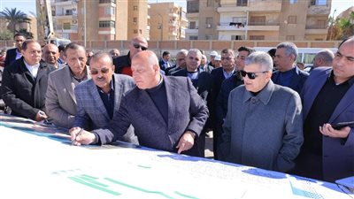 وزير النقل ورئيس هيئة قناة السويس يتفقدان ترسانة السويس البحرية 