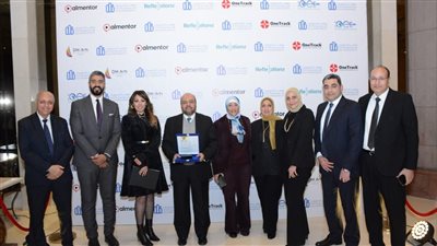 معيط يكرم وحدة التواصل الاجتماعى بوزارة المالية ووحدة الإعلام بمصلحة الضرائب