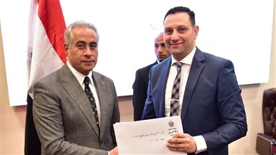 وزير العمل يُسلَّم الدُفعة الأولى من 