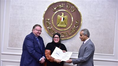 وزير العمل ومدير 