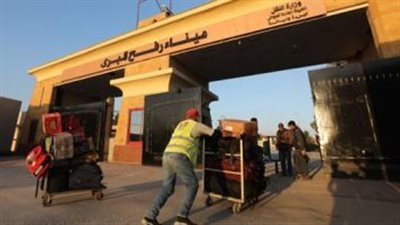 معبر رفح يستقبل جرحى وعائدين من غزة ودخول شاحنات مساعدات