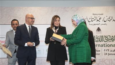 وزيرة الثقافة تُسلم جوائز الفائزين بمسابقات معرض القاهرة الدُولي للكتاب في نسخته الـ55 