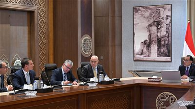 رئيس الوزراء يستعرض مع مسئولي 