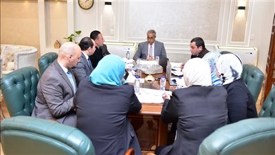 وزير العمل يواصل اجتماعاته مع 