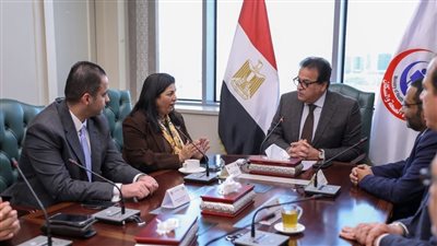 وزير الصحة يكرم الدكتورة نعيمة القصير ويهديها درع الوزارة تقديرا لجهودها 