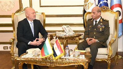 بحث سبل التعاون العسكري.. وزير الدفاع والإنتاج الحربي يلتقى بنظيره البلغاري
