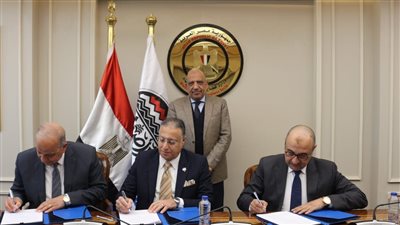  وزير قطاع الأعمال العام يشهد توقيع عقد إنشاء وإدارة وتشغيل مصنع لإنتاج منتجات الكلور ومشتقاته 