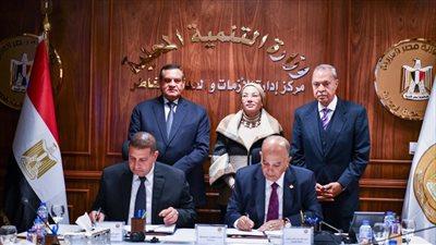 وزيرا التنمية المحلية والبيئة ومحافظ القليوبية يشهدون مراسم توقيع عقد جمع ونقل المخلفات البلدية الصلبة