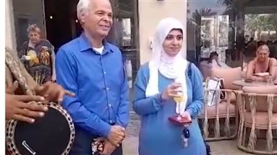 محمود عامر في شهر العسل.. وزوجته: بينا قصة حب 