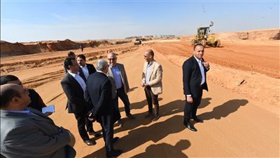 وزير الإسكان يتفقد أعمال تنفيذ الطرق والمرافق بمنطقة التجمع السادس 