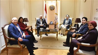 وزير النقل يستعرض استراتيجية وخطط ومشروعات الوزارة في نطاق المحافظة في مجالات الطرق والكباري والسكك الحديدية 