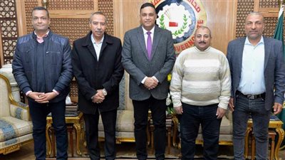 تكريم عامل  بمركز المنصوره لتصديه لمحاولة دخول سيارة محملة بمخلفات طبية خطرة الى مقلب سندوب